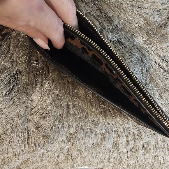 Kate Spade Lucy  Medium L-Zip Wristlet in Leopard Print - Picture 5 of 7